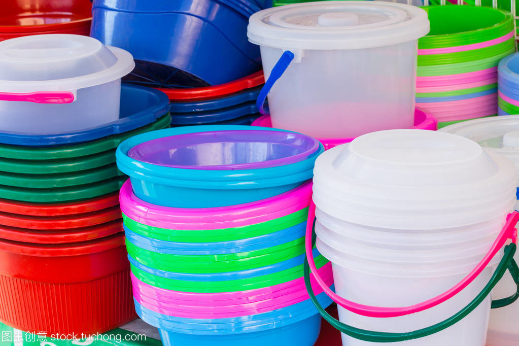 廉价的塑料桶出售夏季在泰国泼水节